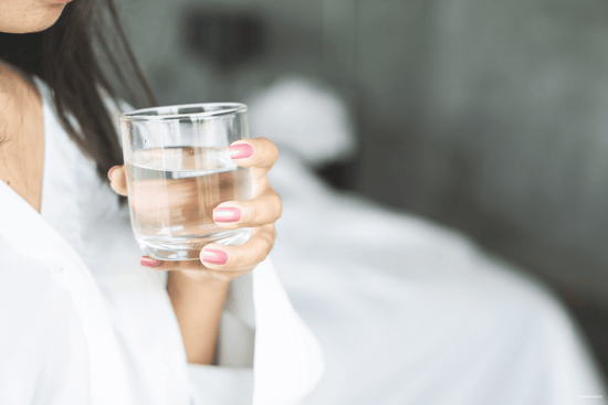 En train de boire un verre d'eau 