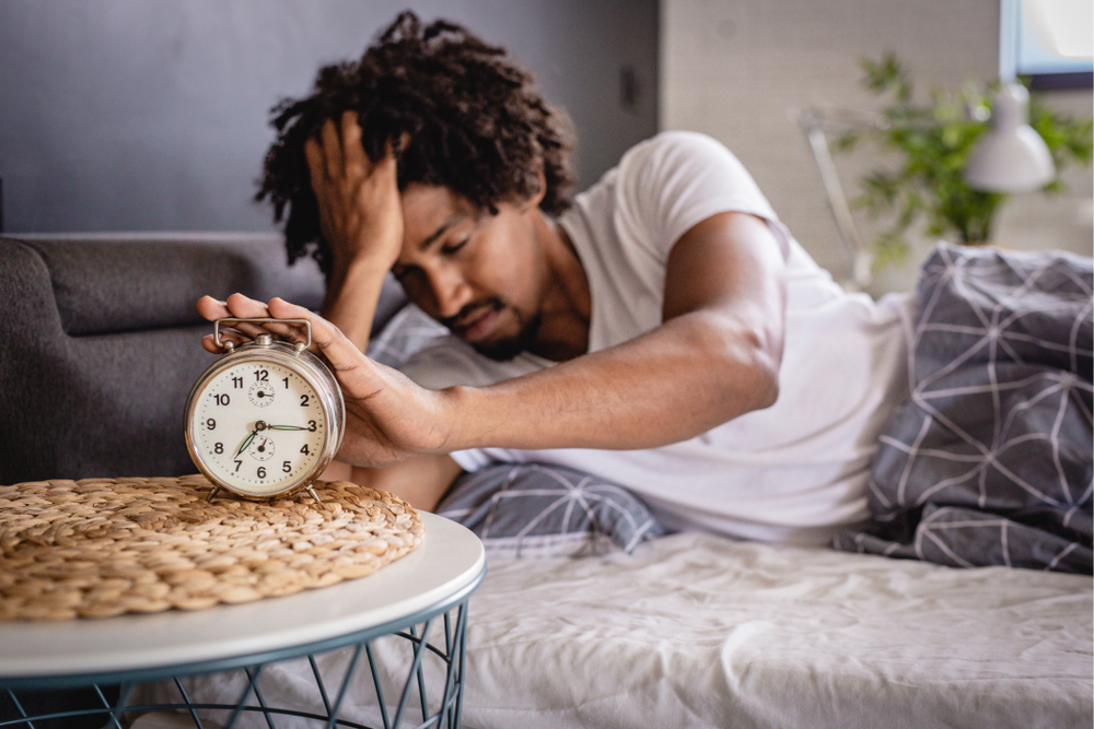 Comprendre les réveils nocturnes : causes et solutions naturelles